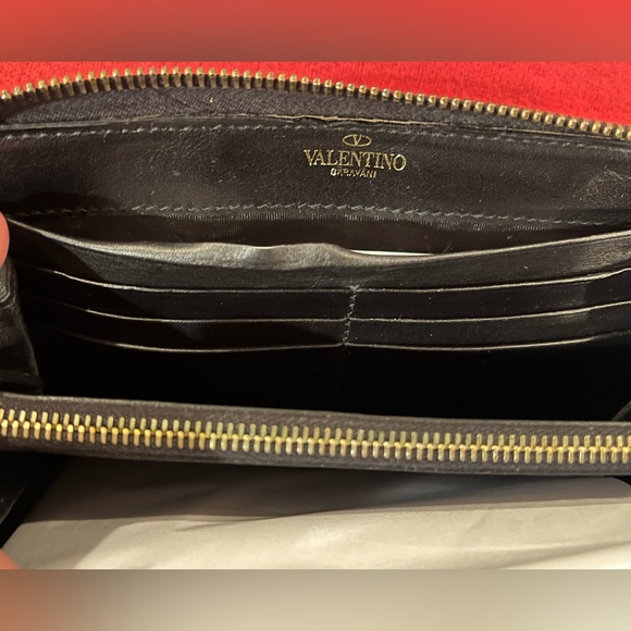 Valentino Garavani - Black Rockstud Zip-Around Long Wallet - Gold Hardware - Picture 5 of 12